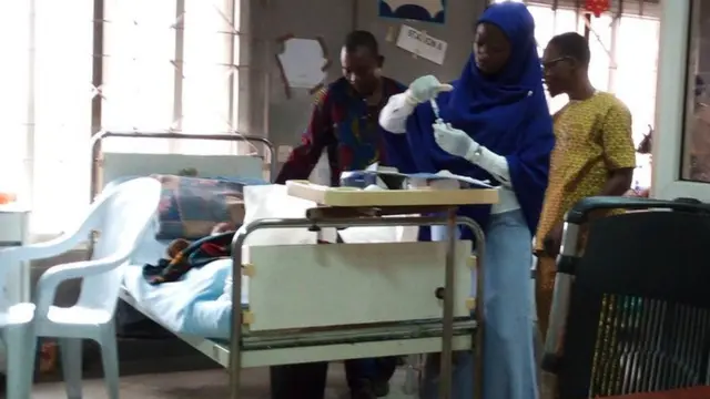 Student doctor wey dey prepare injection for patients