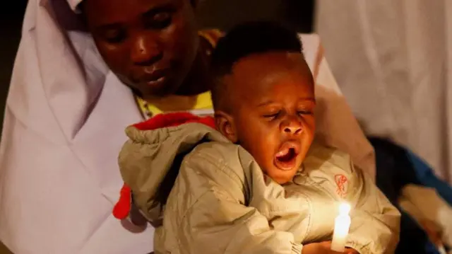 በኬንያዋ ኪቤራ ተብላ የምትጠራው የድሆች መንደር ነዋሪዎች አዲስ ዓመትን በጸሎት እና በልምጃ ተቀብለዋል። 