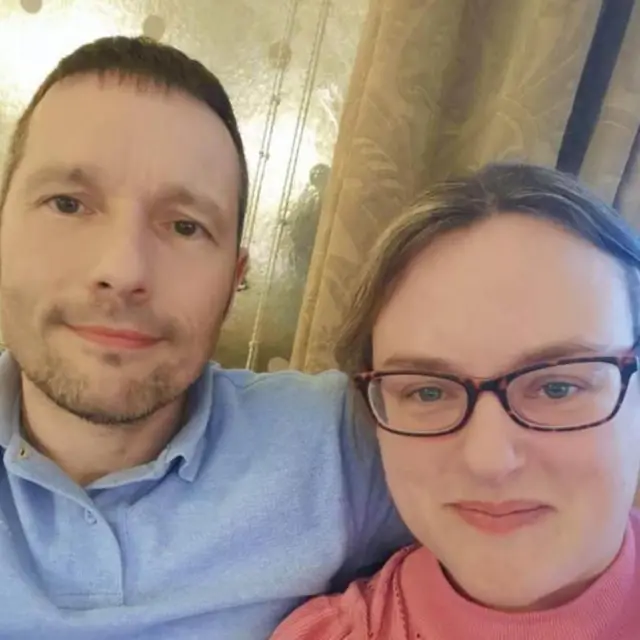 Melissa acompañada de su esposo, Marcus. Ambos sonríen a la cámara