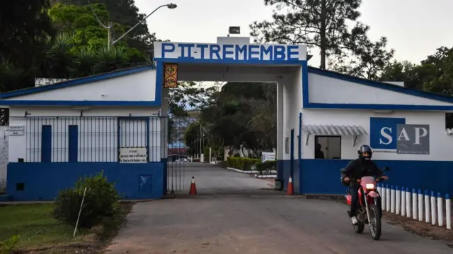 Homem pilotando moto na frente da Penitenciária 2isoftbet betanoTremembé, no interiorisoftbet betanoSão Paulo