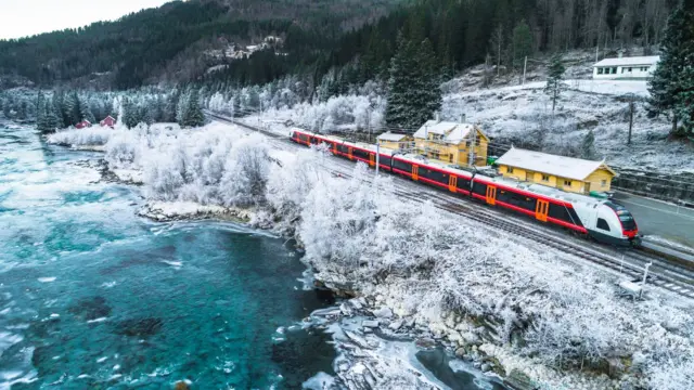 A viagembet365trembet365496 km leva seis horas e a ferrovia é reconhecida como uma maravilha da engenharia