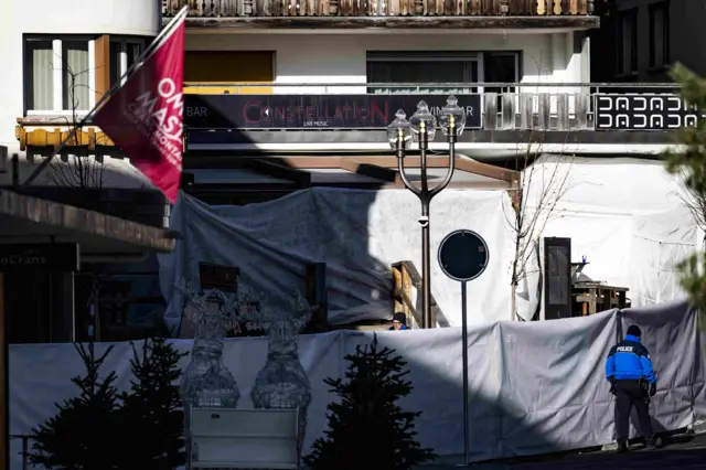 Fachada interditada da boate onde ocorreu incêndio na Suíça