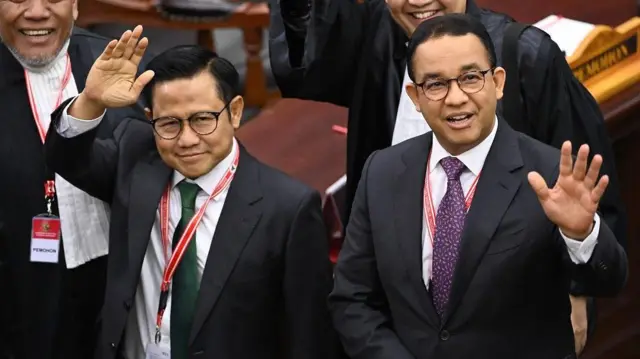 Calon presiden dan calon wakil presiden nomor urut 1 Anies Baswedan (kanan) dan Muhaimin Iskandar (kiri) 