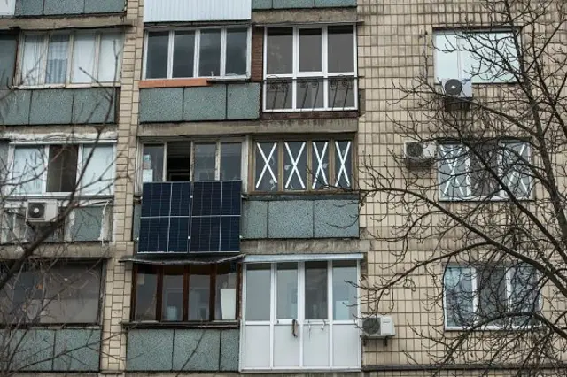 житловий будинок із кондиціонерами та сонячними панелями