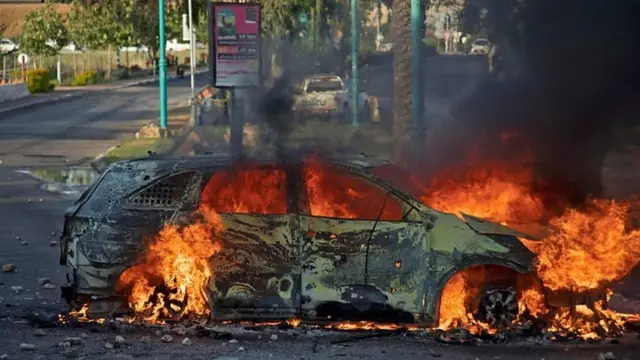 خودروی به آتش کشیده شده در شهر لود