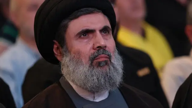 O chefe do Conselho Executivo do Hezbollah, Hashim Safi al-Din, visto com um turbante preto e barba predominantemente grisalha