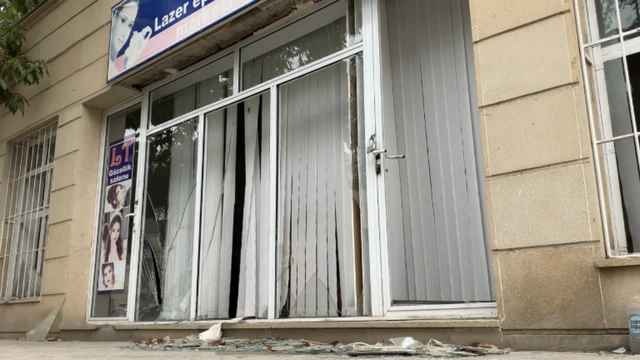 Nuridə Binnətinovanın qızının gözəllik salonunun boyaboy pəncərələrinin yalnız çərçivələri qalıb