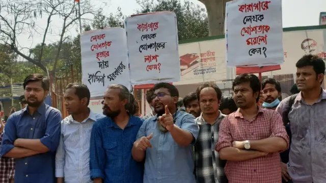 শাহবাগ মোড়ে ছাত্র সংগঠনগুলোর বিক্ষোভ সমাবেশ।