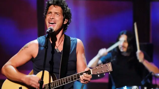 Cornell tocando guitarra y cantando