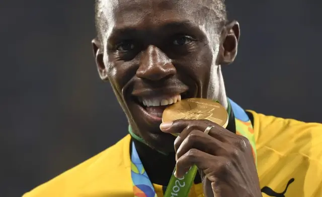 Usain Bolt con la medalla de oro que obtuvo en Río de Janeiro