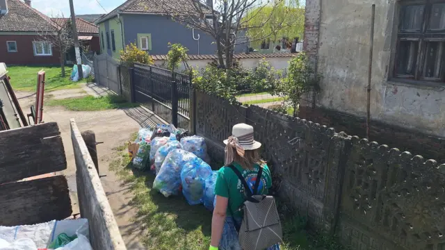 smeće u džakovima spremno za nošenje