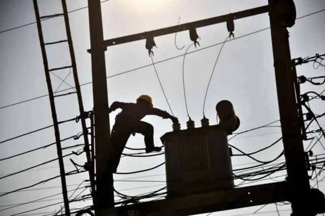 বিদ্যুৎখাত বহুবিধ সমস্যার মুখোমুখি বলে সরকারি প্রতিবেদনে বলা হয়েছে