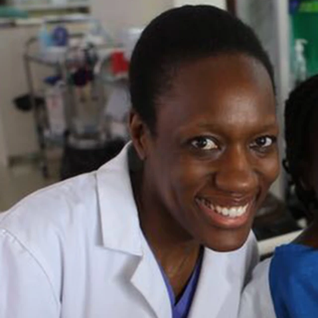 نيما كاسييه، جرّاحة كينية