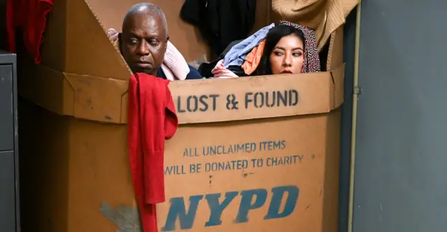 BROOKLYN NINE-NINE -- "The Jimmy Jab Games II" Episode 704 -- Photographiés : (de gauche à droite) Andre Braugher (Ray Holt), Stephanie Beatriz (Rosa Diaz)