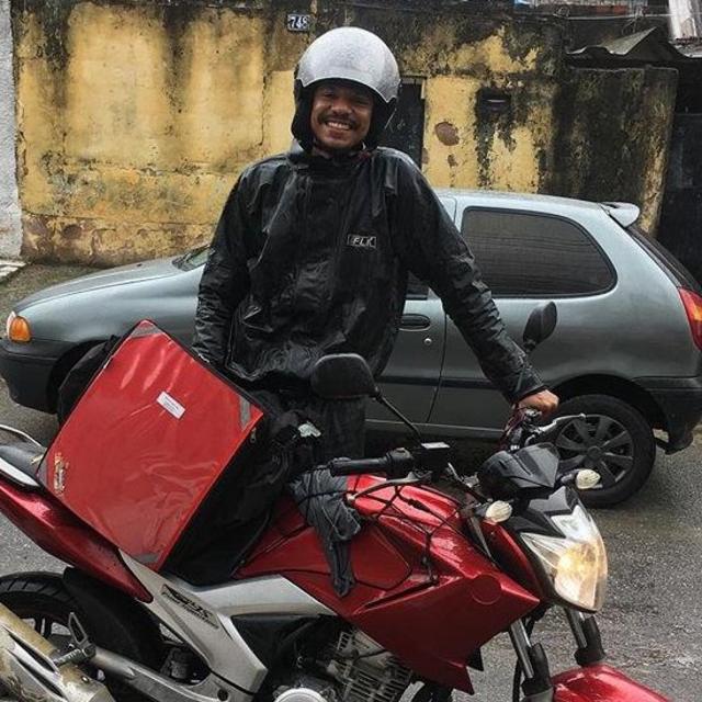 O estudante Saulo Benicio já trabalhou como entregador e hoje é candidato a vereadorquina da caixaNilópolis (RJ)