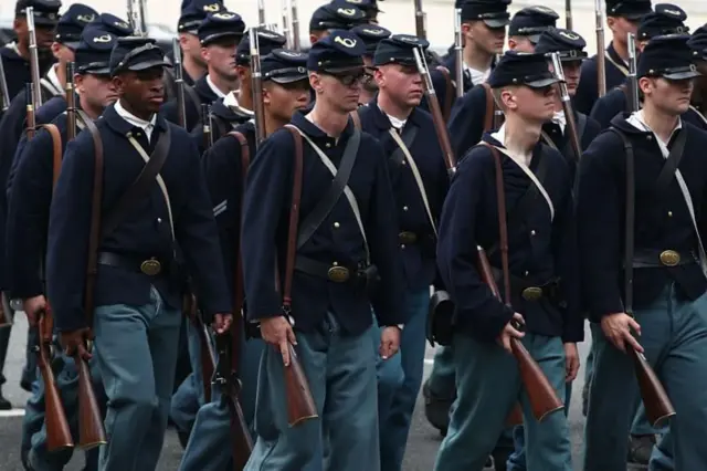 Soldados americanos vestidos com uniformes da União marcham em Washington