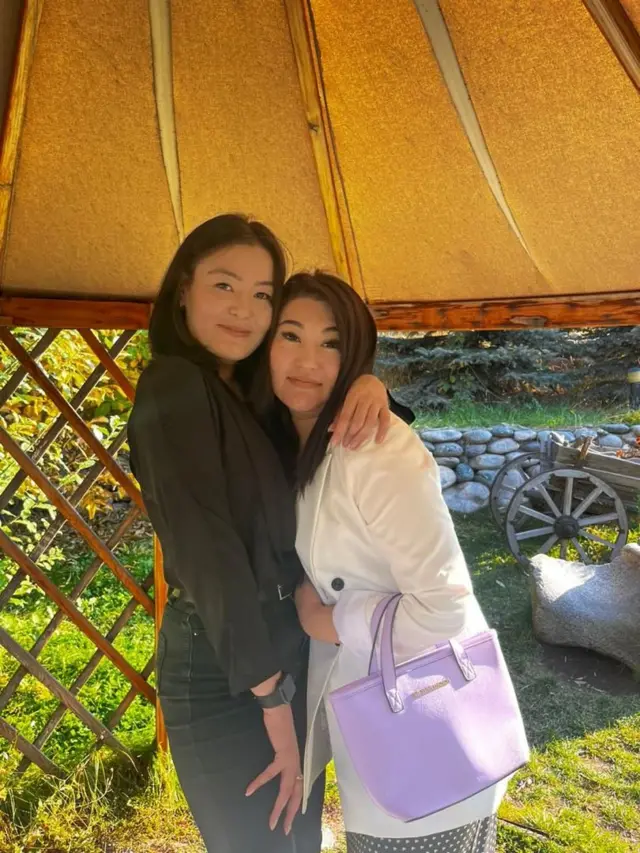 Сол жактагы Айгүл жана оң жактагы анын эжеси Мехригүл 