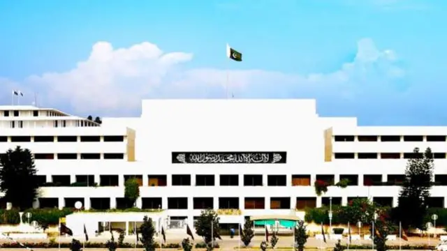 پاکستان پارلمان نن ۱۱ بجې لومړي وزیر ته د نه باور رایې تحریک په هکله غونډه کوي.