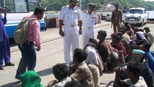 বৈধ কাগজপত্র ছাড়া ভারতে ঢোকা বাংলাদেশীদের জিজ্ঞাসাবাদ করছে কোস্টগার্ড। পোর্ট ব্লেয়ার, ২০০৯