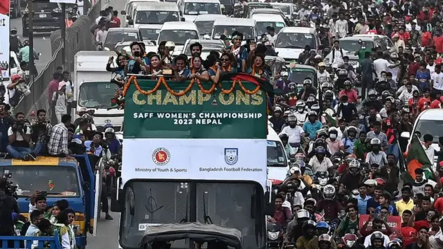 বিমানবন্দর থেকে বাফুফে ভবনে যাচ্ছেন ফুটবল দলের সদস্যরা।