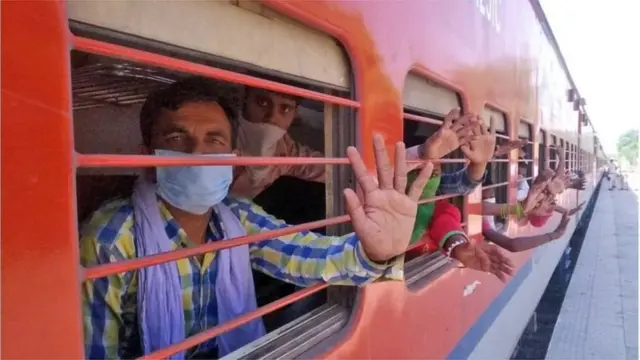 ટ્રેનમાં જતા લોકો