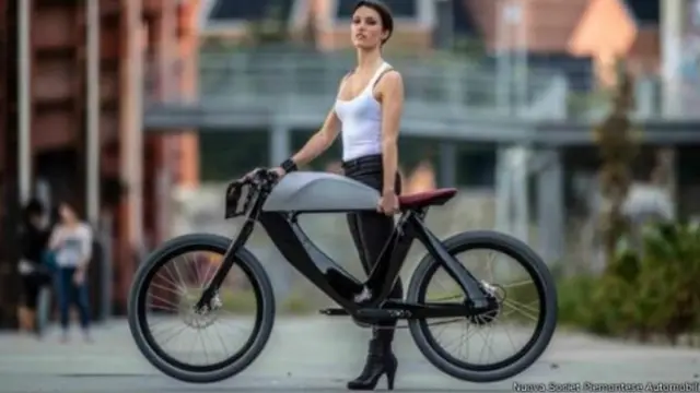 साइकिल के साथ महिला