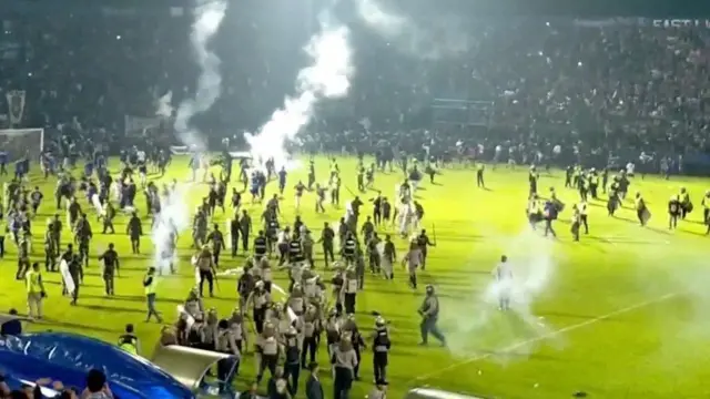 پرتاب گاز اشک‌آور