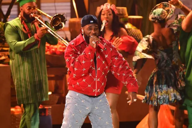 ሰንበት፡ ምሸት ናይጀርያዊ ድምጻዊ በርና ቦይ ምስ ድምጻዊት ብራንዲን ራፐር 21 ሳቫጅን ካልኦትን ብሓባር ድሙቕ ምርኢት ኣቕሪቡ...