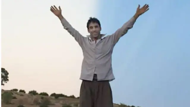 Vahid Akfari levant ses bras au ciel