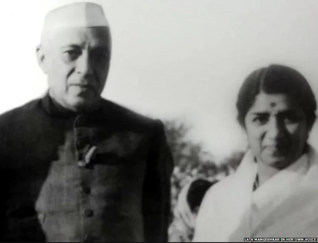 जवाहरलाल नेहरू के साथ लता मंगेशकर