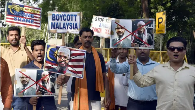 জঙ্গীবাদে উস্কানি দেয়ার অভিযোগ আছে জাকির নায়েকের বিরুদ্ধে