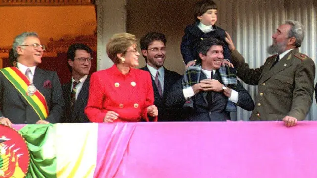 Fidel Castro en el palco en La Paz, Bolivia, el día de la asunción del presidente de Bolivia, Gonzalo Sánchez de Lozada.