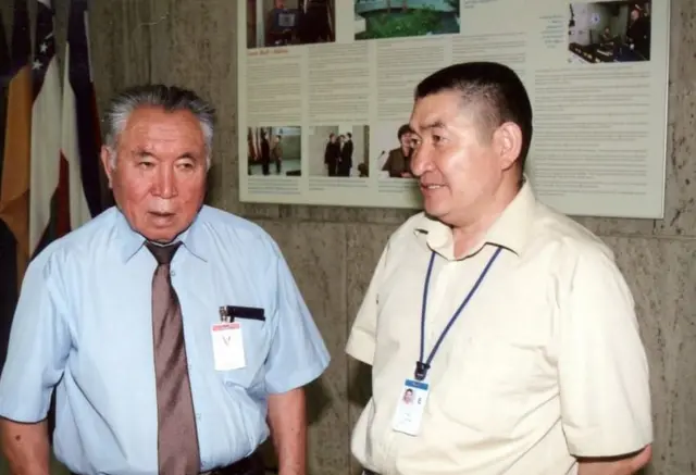 "Азаттык үналгысынын" туңгуч кызматкери жана мурдагы директору Азамат Алтай (1920-2006) "Азаттыктын" Прагадагы башкеңсесинде Тынчтыкбек Чоротегин (оңдо) менен. Прага шаары, Чехия. 2003-жыл