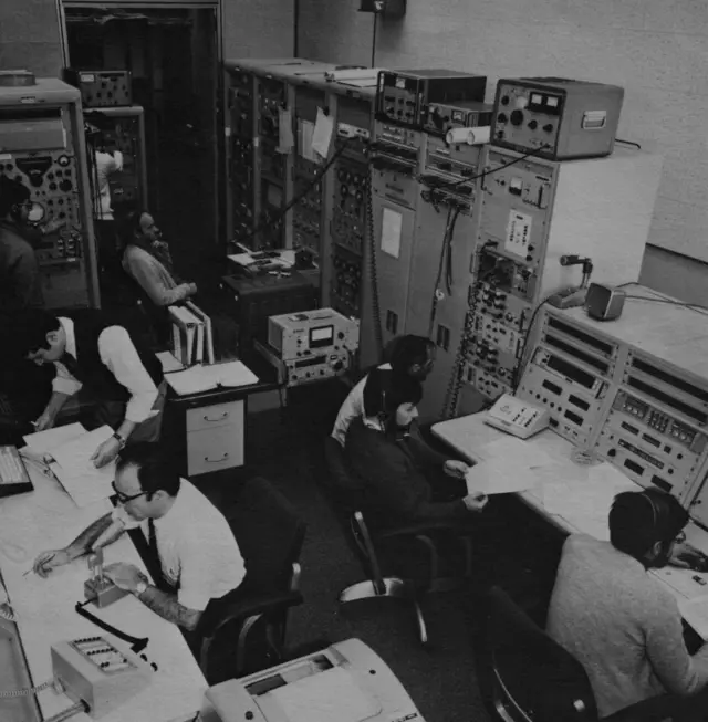 Carlos González, el segundo por la derecha, en la estación de Robledo de Chavela.