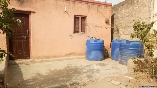 शहरात लोकांच्या घरासमोर पाण्याच्या टाक्या दिसून येतात.