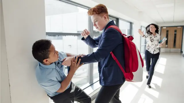 Niños haciendo bullying