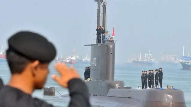 Anggota TNI AL melakukan penghormatan ketika kapal selam KRI Nanggala-402 tiba di Dermaga Koarmatim, Ujung, Surabaya, Jatim, Senin (06/02/2012).