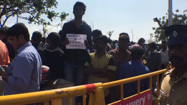 போராட்ட களத்தில் பதாகையுடன் ஆர்ப்பாட்டக்காரர்கள்