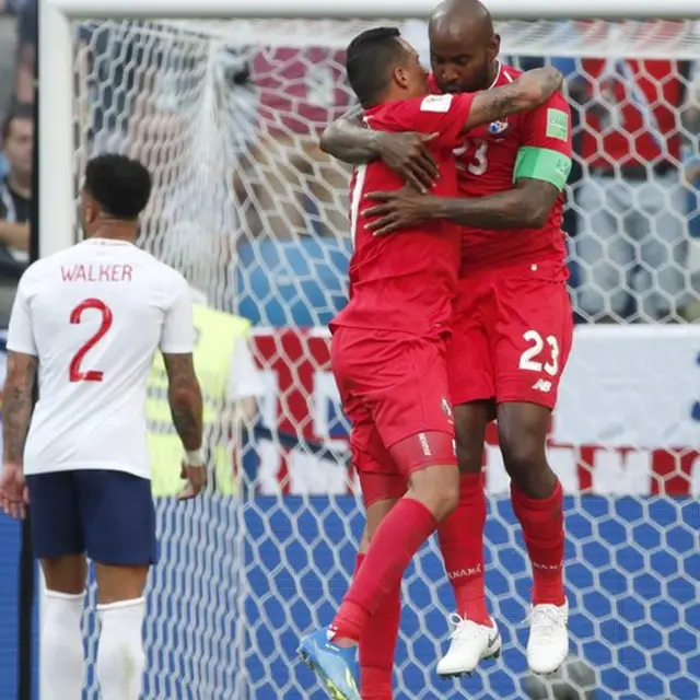 Blas Pérez, otro de los veteranos del equipo, se abraza con Baloy.