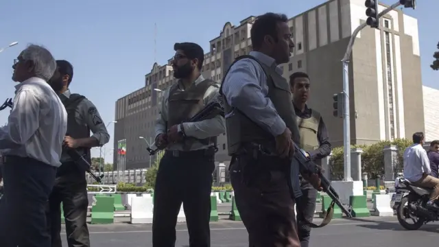 تهران کې د داعش بریدونو ۱۲ کسان وژلي