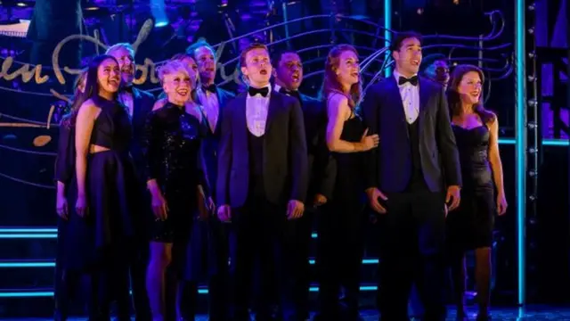 Desmonda dan Anna-Jane Casey serta artis musikal lain.