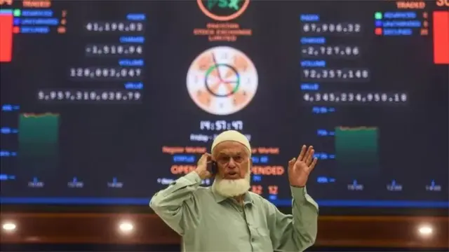 ਪਾਕਿਸਤਾਨ ਦੇ ਸ਼ੇਅਰ ਬਜ਼ਾਰ ਵਿੱਚ ਖੜ੍ਹਾ ਇੱਕ ਵਿਅਕਤੀ