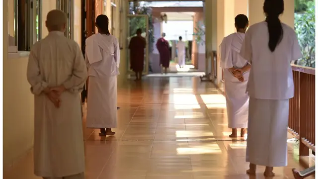 ผู้ปฏิบัติเดินจงกรมที่ธรรมโมลี