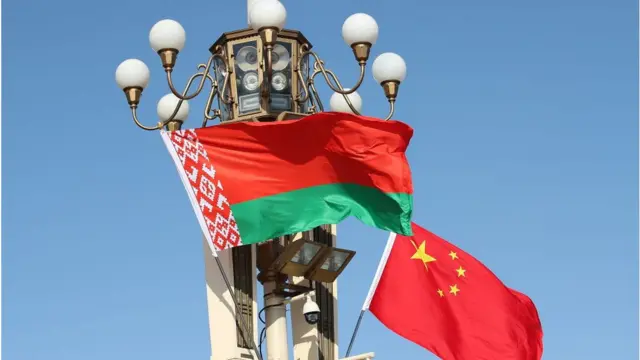 Les drapeaux du Belarus et de la Chine à Pékin.