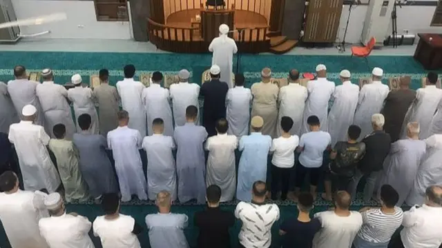 د عراق کرکوک کې اختر.‌ مسلمانان د نېکمرغه لوی اختر لمونځ د کرکوک اوصي مصلا کې ادا کوي.