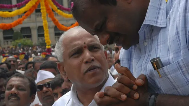 தனது பெயரிலிருந்து ஒரு 'D'யை குறைத்த எடியூரப்பா - காரணம் என்ன?