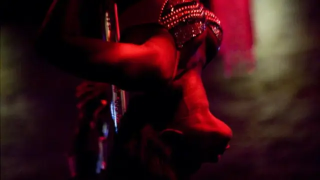 Bailarina colgada en un tubo