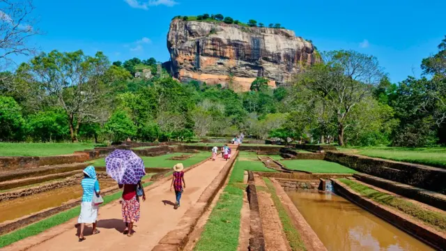 Caminho para o palácio ladeado por piscinas e fontes