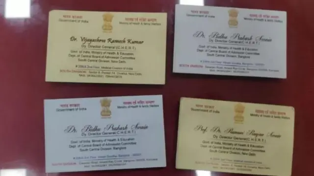 તેમના ફ્લેટ પર સર્ચ દરમિયાન મળી આવેલા વિઝિટિંગ કાર્ડ્સ