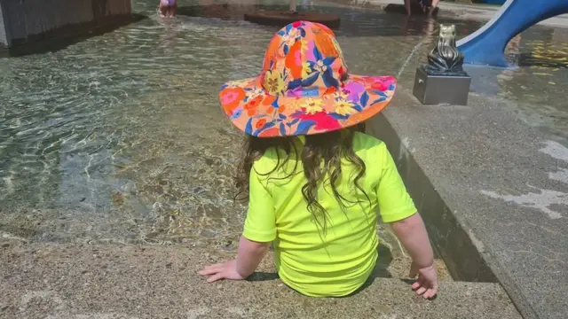 Svetli neonski tonovi se preporučuju za dečije kupaće kostime jer ih je najlakše uočiti u vodi